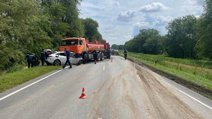 В Ростовской области в лобовой аварии BMW и грузовика погиб водитель легковушки