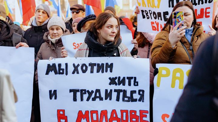 Полиции не удалось «задушить» протест: в Кишиневе 10 тысяч человек сказали решительное Нет! власти