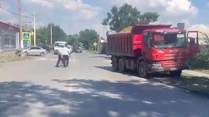 В Ростовской области водитель грузового автомобиля сбил насмерть неизвестного подростка