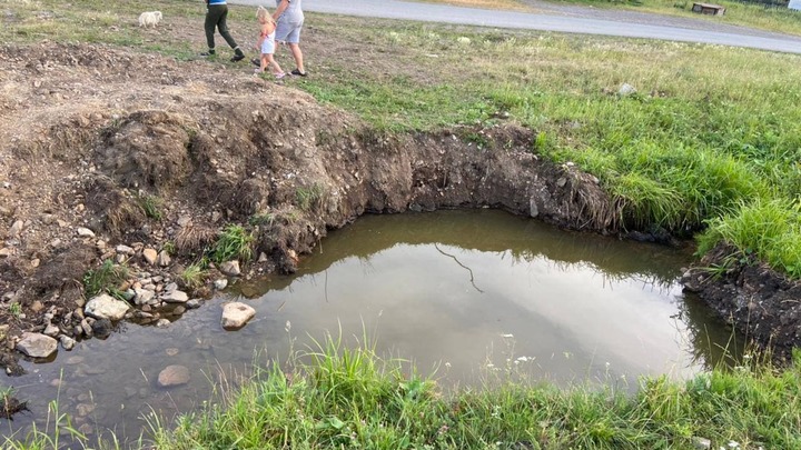 В Сатке к яме с водой, в которой утонул мальчик, приехала спецтехника
