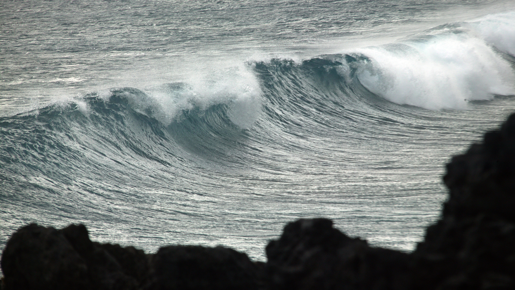 Разбилась соленая волна. Тенерифе шторм. Шторм на Канарских островах. Тенерифе волны. Волны на Канарских островах.