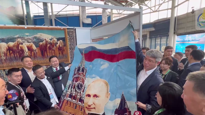 Глава Бурятии Алексей Цыденов купил на выставке монгольский ковер с изображением Владимира Путина