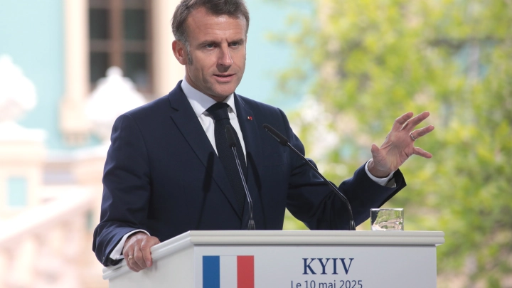 Реакция Макрона бесценна. Эпизод с салфеткой разобрали до мелочей