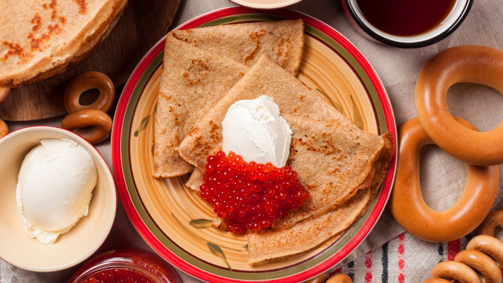 Эксперты посчитали, сколько тратят на блины с икрой на Масленицу в России