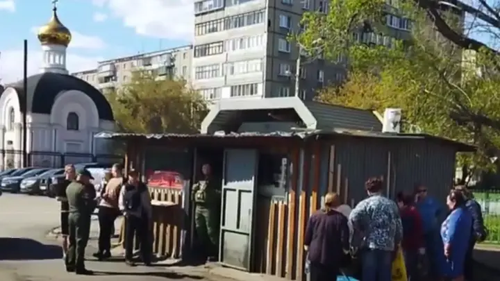Не имет права на нас!: мигранты, продающие 20-летние консервы челябинцам, устроили скандал