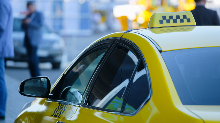 Поездка на такси до аэропорта Москвы стала стоить дороже полёта до Петербурга