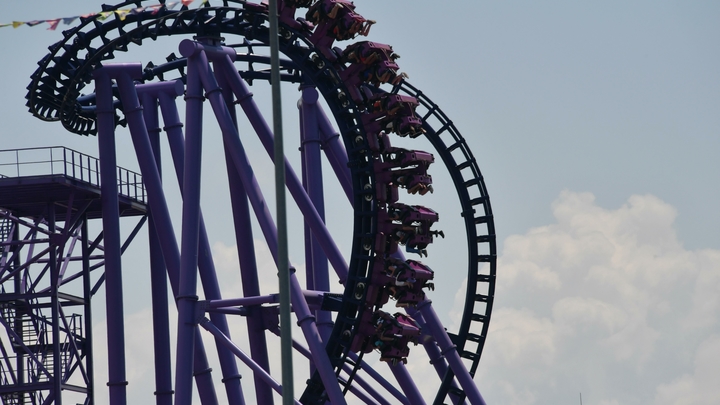 В Анапе туристы застряли вниз головой на американских горках в парке развлечений