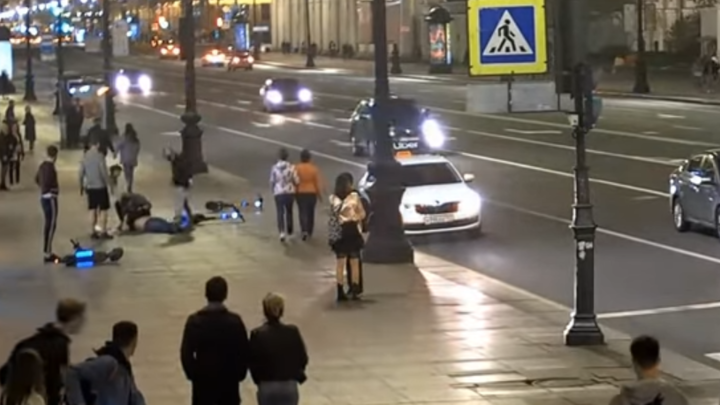 В Петербурге задержали самокатчиков-хулиганов, наезжавших на прохожих и избивших писателя