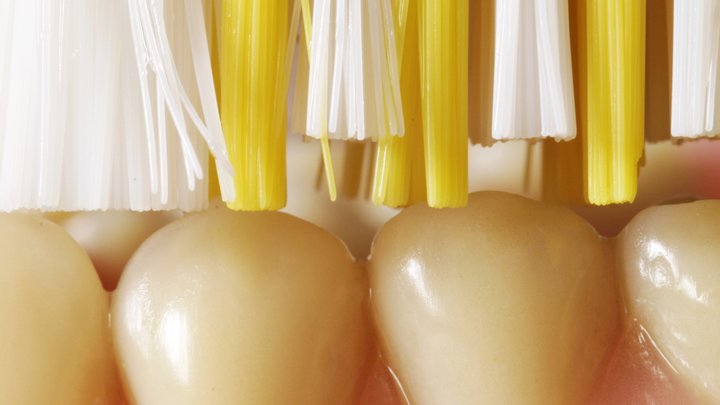 Украинского стоматолога с почти тысячей зубов из России остановили на границе