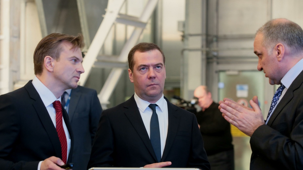 Почему московское правительство было заинтересовано. Медведев молодой. Медведев сейчас.