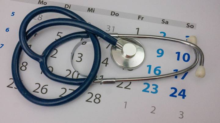 В Минздраве НСО извинились перед пациенткой за несогласованную работу сотрудников поликлиники