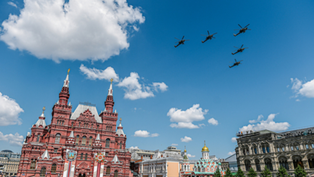 Extra public. Самолет на красной площади. Самолёт на красной площади в Москве
