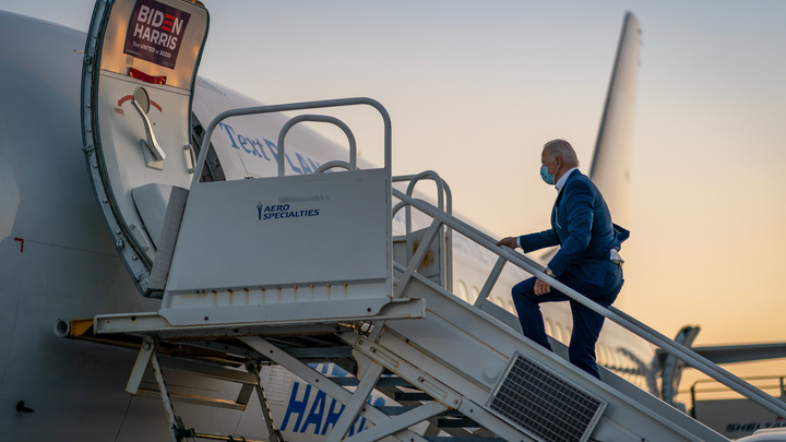 Почему спотыкания Байдена на трапе - это не просто немощь старика. Версия Fox News