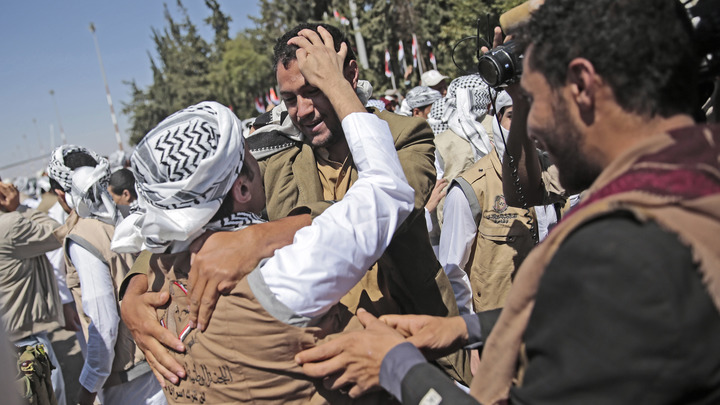 Покушение на новых министров? Опубликовано видео взрывов в аэропорту Йемена