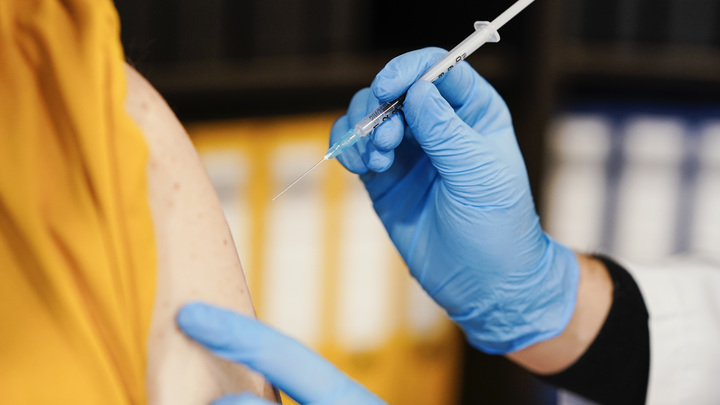 Эффект бустера не доказан до сих пор: В ВОЗ озвучили три сценария развития пандемии