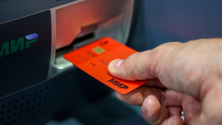 Тёмные проделки. Финансист раскритиковал идею повышения лимита переводов в России