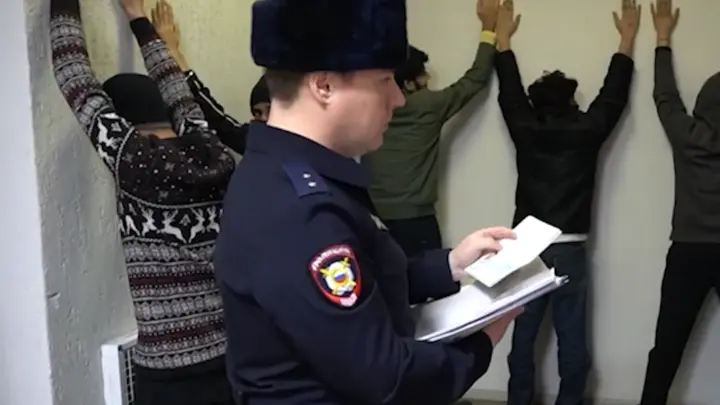 Облава на вокзале: на Урале бывших мигрантов превращают в контрактников
