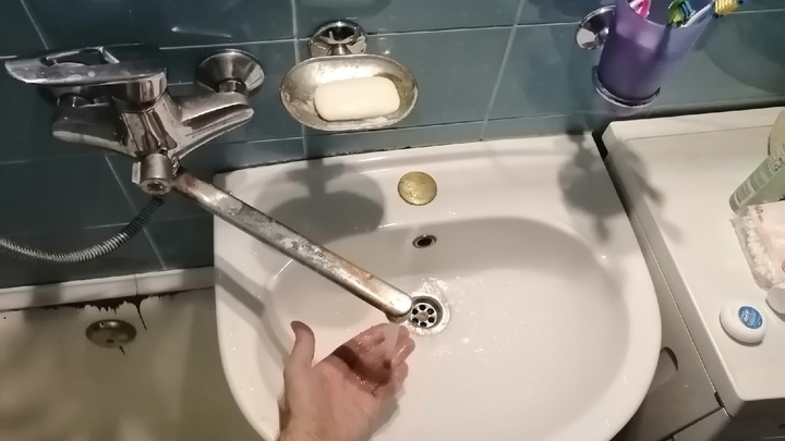 В Челябинске не могут найти причину грязной воды в кранах
