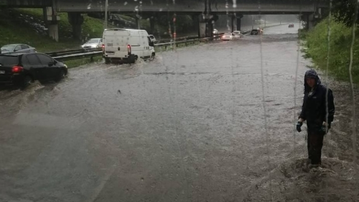В Екатеринбурге из-за подтопления ограничено движение на Шефской