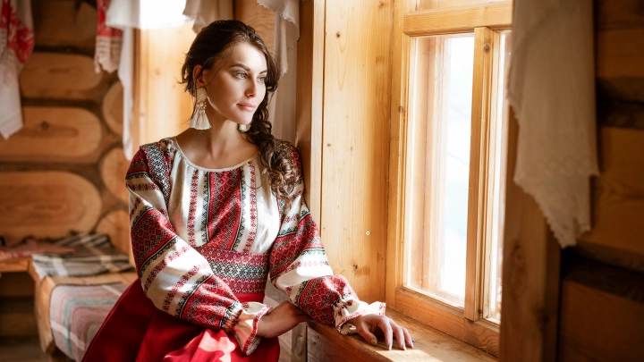 Она улыбается редко. Ей некогда лясы точить: Шесть видов деятельности, которые выдадут русскую домохозяйку