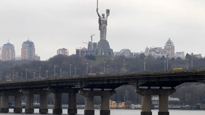 Зеленский выступил на Новый год на фоне подсвеченного в цвета флага США монумента