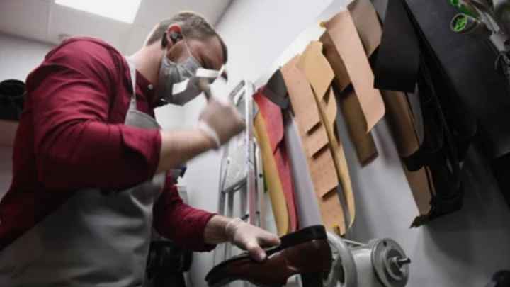 А согласится ли дядя Гриша? Мэр Краснодара пообещал сапожнику найти новое место для мастерской