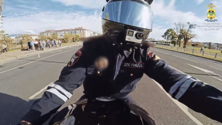 Уходил от погони: В Сочи задержали блогера, который катался на мотоцикле в форме инспектора ДПС