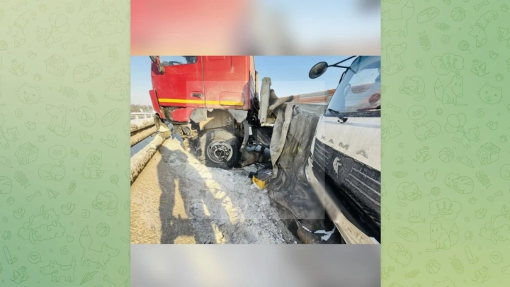 На ЦКАД легковую машину зажало между двумя фурами, есть пострадавшие