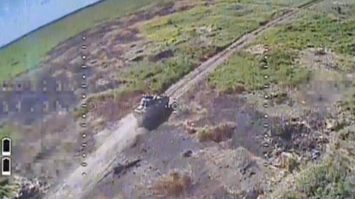 Росгвардия показала на видео, как русский дрон-камикадзе уничтожил американскую БМП на Украине