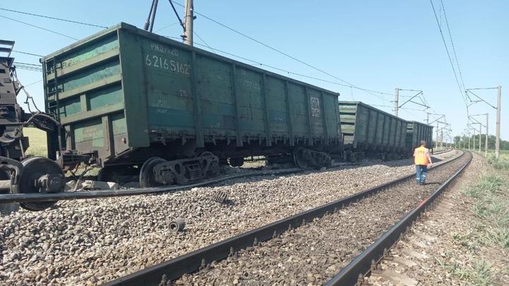 На Кубани сошли с рельсов девять грузовых вагонов с углем