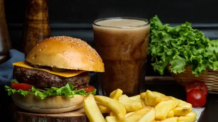 Всё дело в токсинах: Врач рассказал, сколько нужно времени на восстановление организма после порции фастфуда