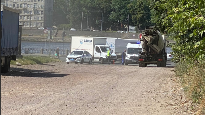 В Петербурге грузовик сбил парня на самокате