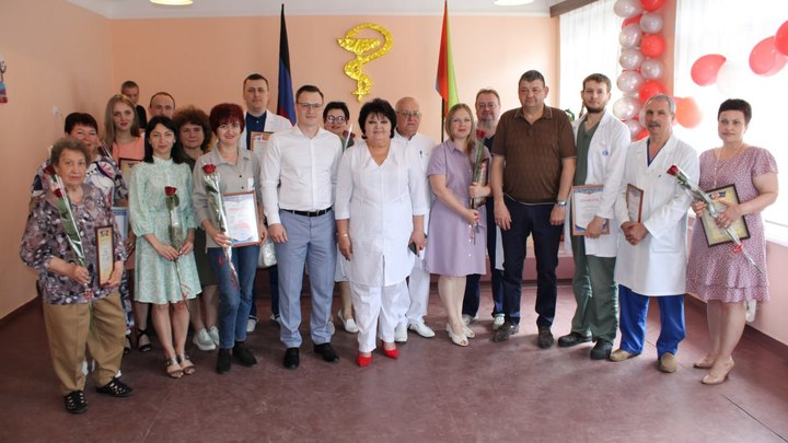 Врачам из Кузбасса вручили награды в Горловке