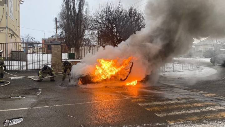 В Кропоткине рядом со школой на ходу загорелась машина
