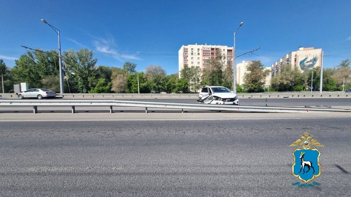 В Самаре трое попали в больницу после столкновения Lada и Toyota