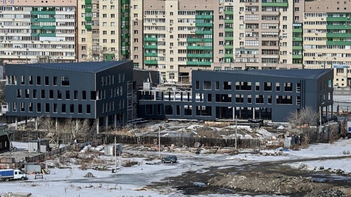 На набережной в Челябинске появился новый недострой за 250 млн рублей
