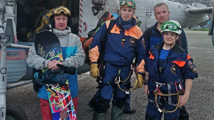 В Сочи спасатели на вертолёте эвакуировали сноубордиста, вылетевшего за пределы оборудованных трасс