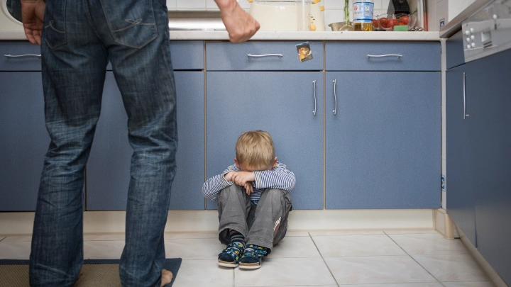 Девочку в приёмной семье жгли батареей. Опекуны из Азербайджана хотели покорности