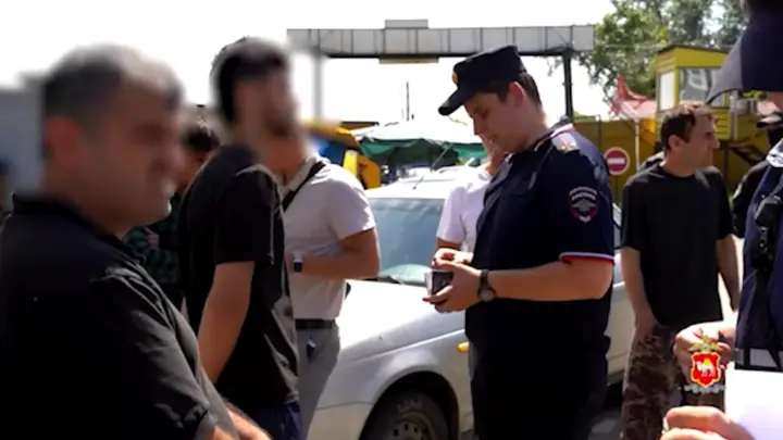 Мигранты под прицелом: полицейские провели облаву на челябинском рынке