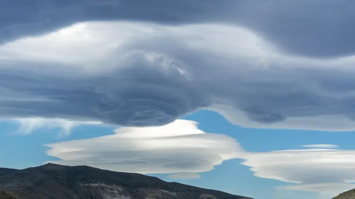 Загадочные лентикулярные облака окутали Ключевской вулкан на Камчатке Загадочные лентикулярные облака окутали Ключевской вулкан на Камчатке