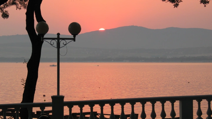 Туристический коллапс: Десятки экскурсий отменены из-за разгрома знаменитой достопримечательности в Геленджике