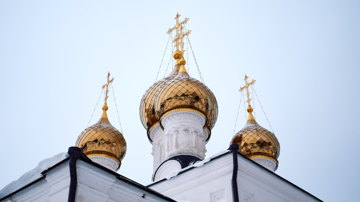 В 90-е он заказал убийство целой семьи из-за квартиры. А через десять лет пришёл к батюшке и упал на колени