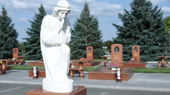 Церковь разъяснила, почему размещение фото на могиле может быть спорным