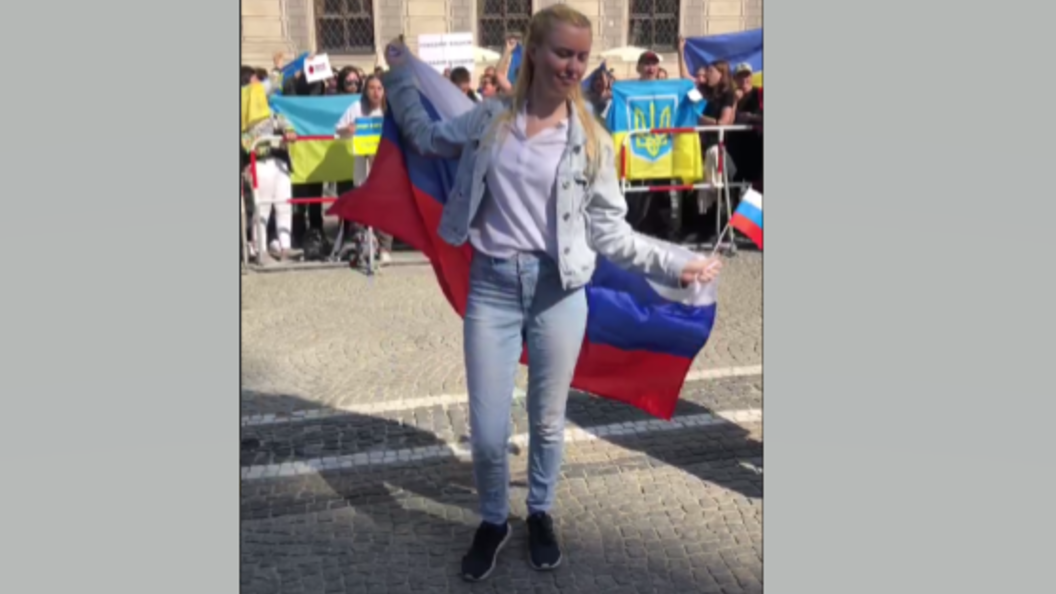 Германию сливают. Юля с флагом России в Германии. Танец девушки с российским флагом в Германии.