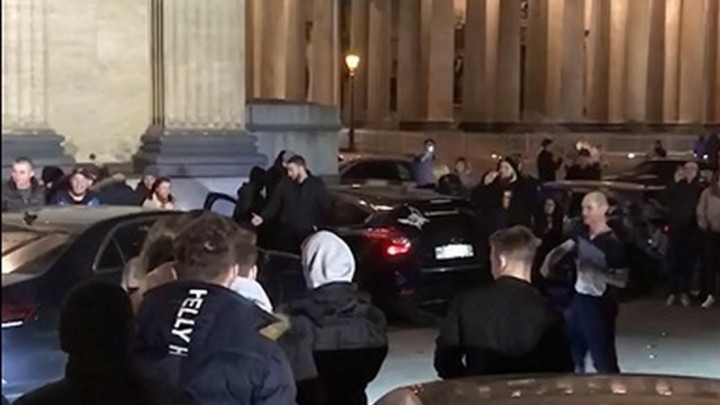Ночной дебош автолюбителей у Казанского собора в Петербурге пресекла полиция