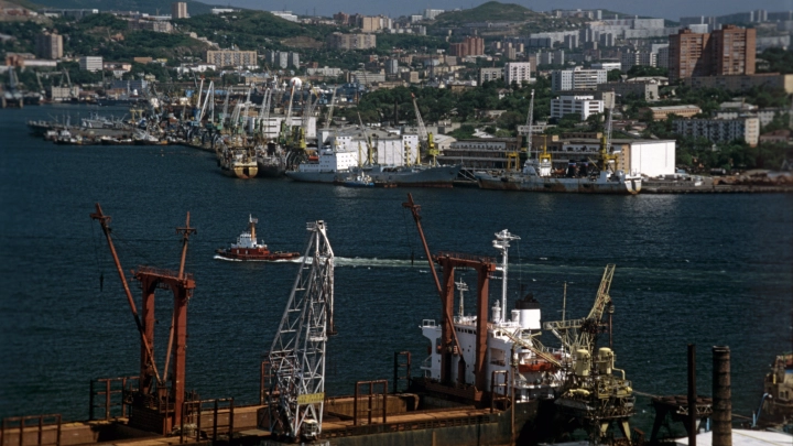 Во Владивостоке водитель на дорогом внедорожнике въехал в храм, машину полиции и автобус