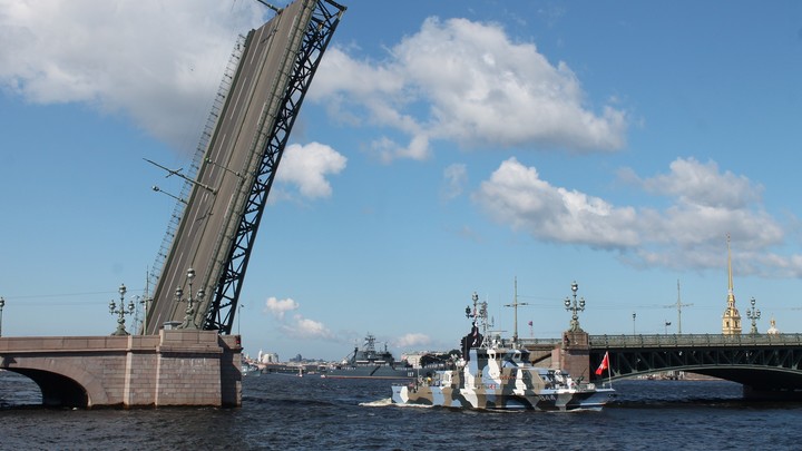 Семь мостов разведут на неделе в Петербурге, чтобы проверить их состояние после зимы