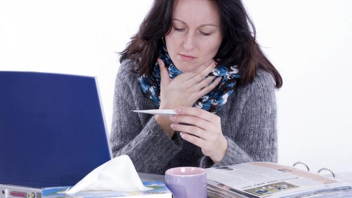 Будто жуёт стекло и глотает: Врач указал на опасный симптом омикрона