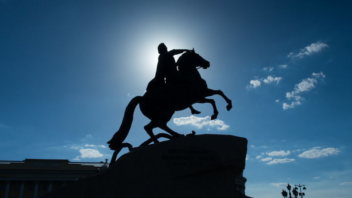 Перебросил через ограждение: В Санкт-Петербурге мужчина толкнул в реку подругу и утонул, пытаясь спасти её