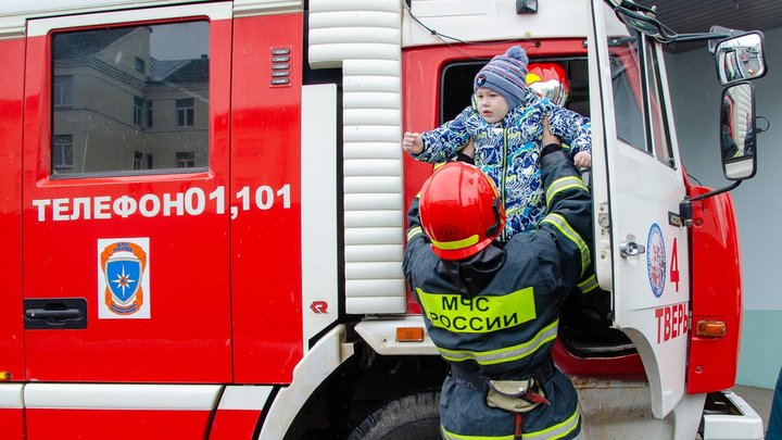 Добровольно-принудительно: Начальство югорских пожарных требует от подчинённых песен и стихов